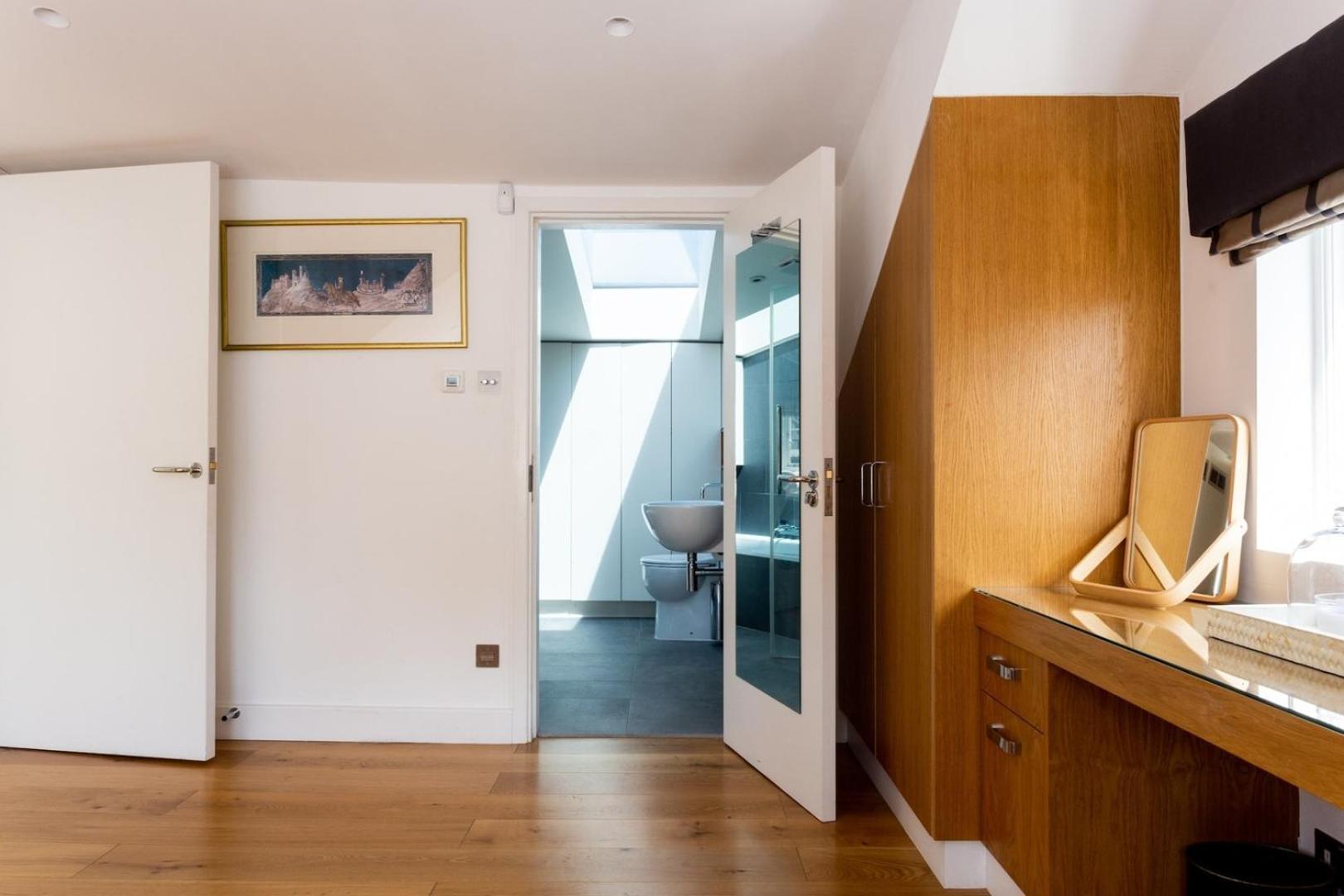 New Stunning 5bd Mews House London
