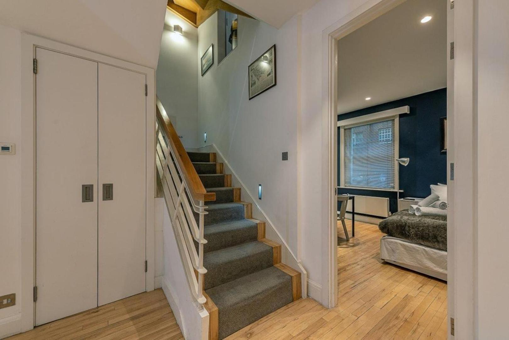 New Stunning 5bd Mews House * London